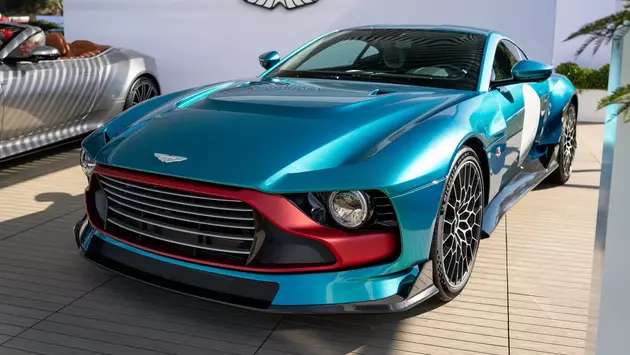 Aston Martin Valour: Celebrando 110 anni di eleganza, potenza e connessione